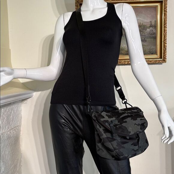 Lululemon All Night Festival Bag 5L in Jacquard Camo Cotton Obsidian/Black - Picture 4 of 14